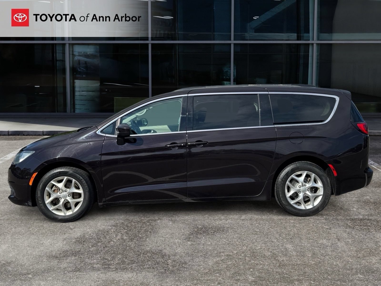 Used 2018 Chrysler Pacifica Touring w/ Tire & Wheel Group FWD image 8