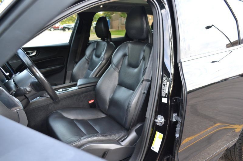 Used 2018 Volvo XC60 T5 Momentum w/ Vision Package image 23