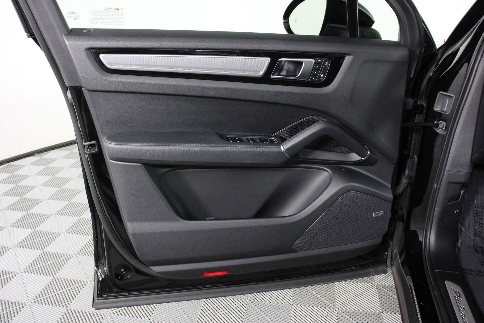 Certified 2023 Porsche Cayenne Platinum Edition image 20