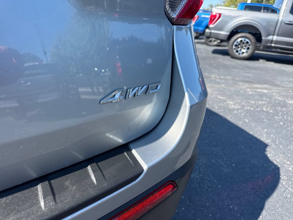 Used 2024 Ford Explorer XLT w/ Equipment Group 202A AWD/4WD image 12