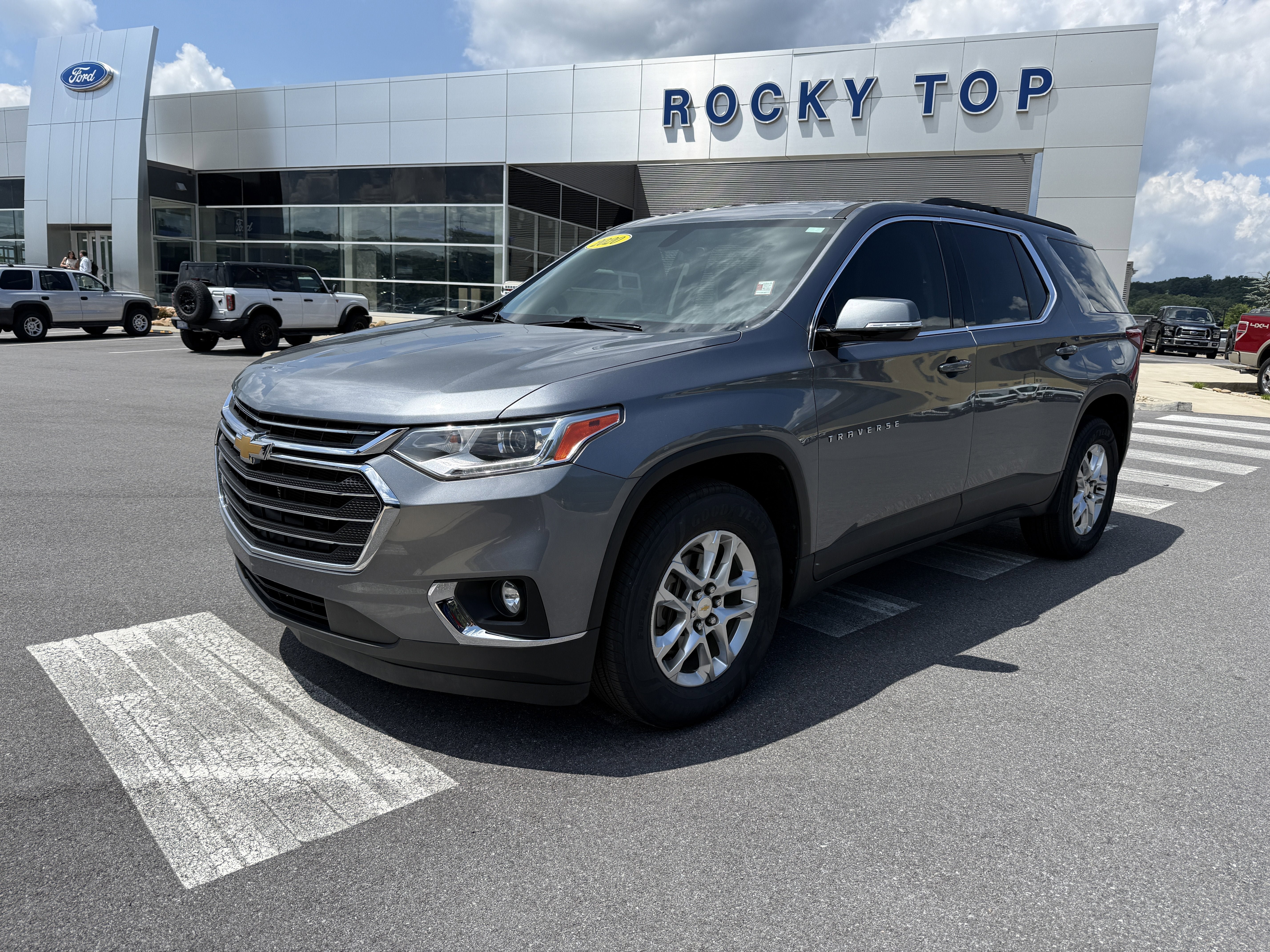 Used 2020 Chevrolet Traverse LT FWD video 1