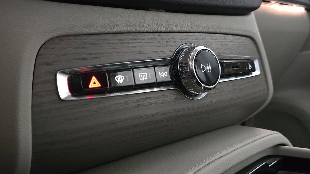 Certified 2025 Volvo XC90 T8 Plus image 31