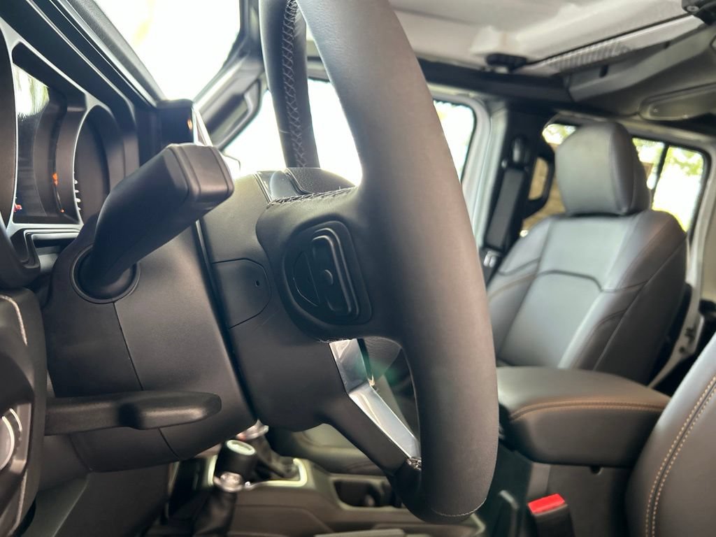 Used 2025 Jeep Wrangler Unlimited Sahara AWD/4WD image 46
