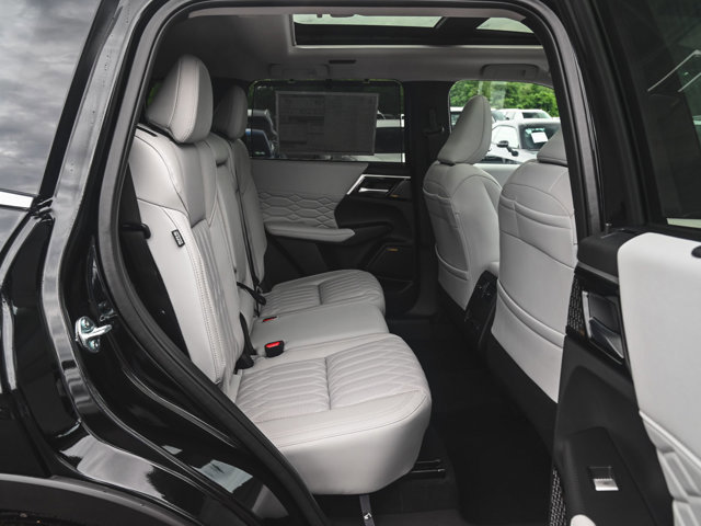 New 2025 Mitsubishi Outlander AWD image 31