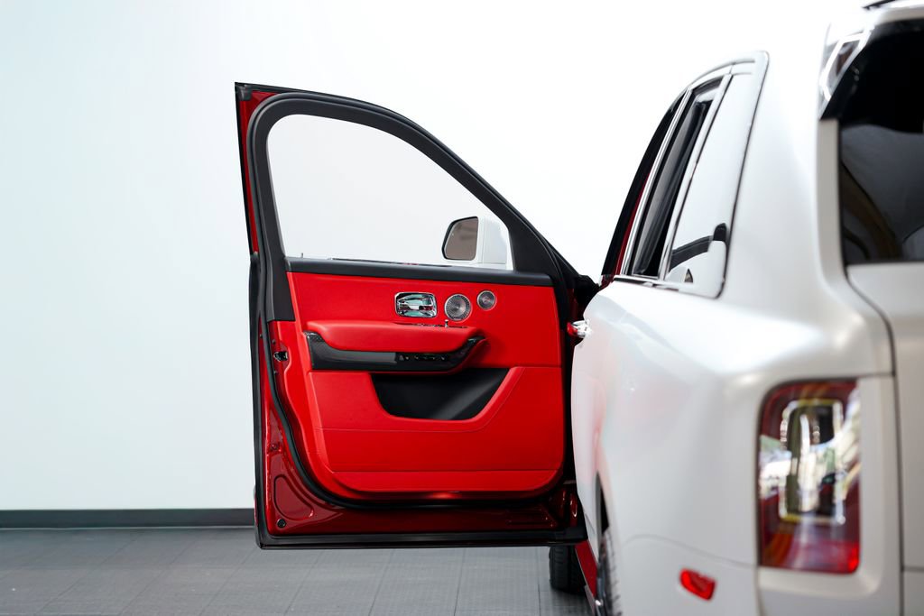 Used 2022 Rolls-Royce Cullinan Black Badge w/ Dark Exterior Package image 13