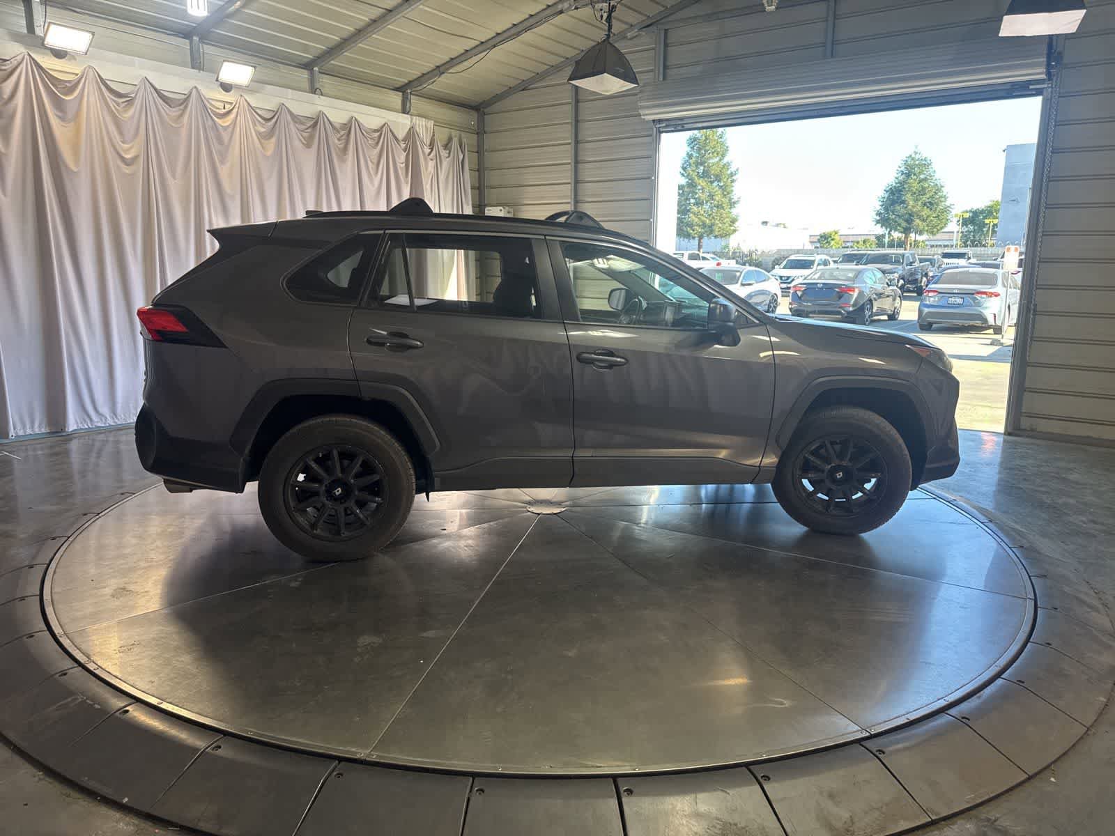 Used 2021 Toyota RAV4 LE AWD/4WD image 3