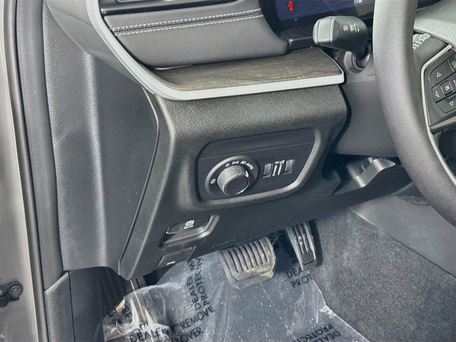 New 2027 Jeep Grand Cherokee Altitude AWD/4WD image 4