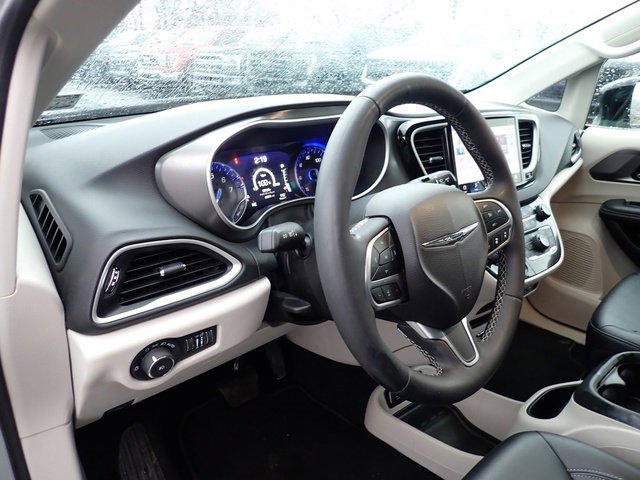 Used 2024 Chrysler Pacifica Touring-L image 14