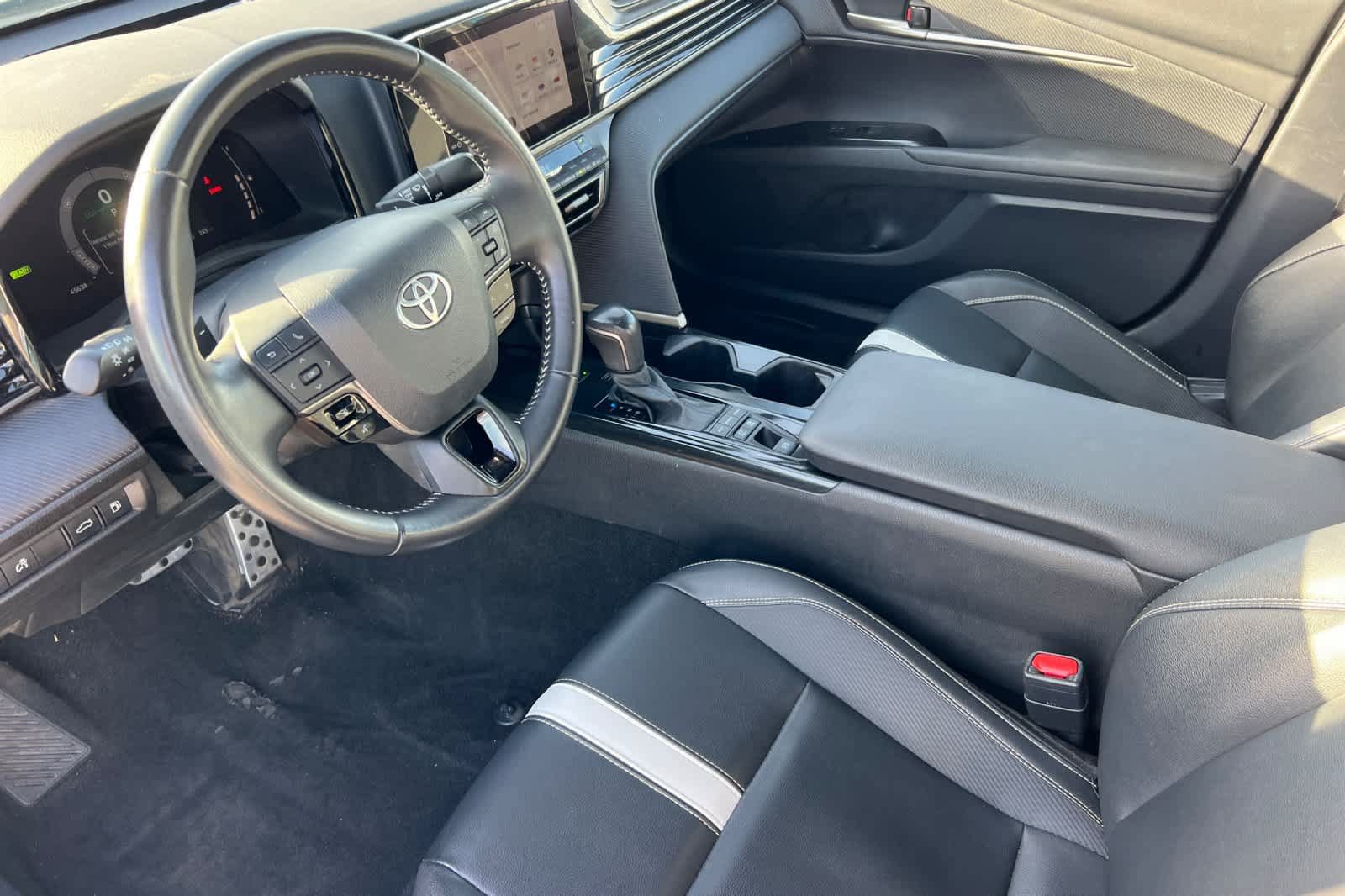 Used 2025 Toyota Camry SE FWD image 9