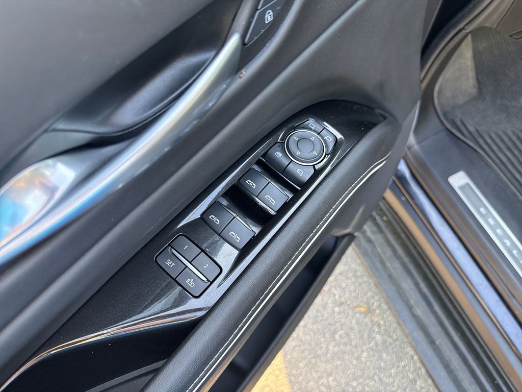 Used 2024 Cadillac Escalade Sport Platinum image 2