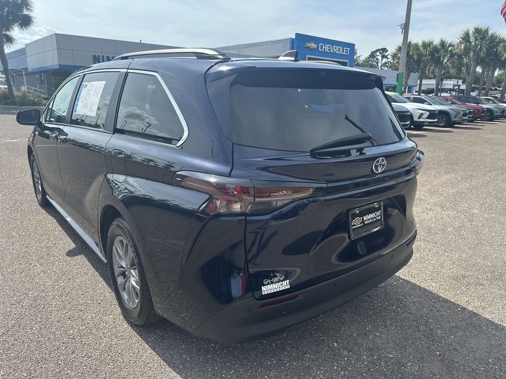 Used 2025 Toyota Sienna XLE FWD image 14