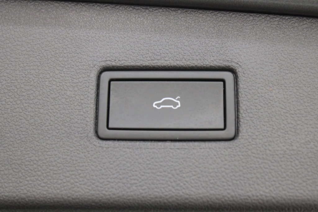 Used 2024 Volkswagen Tiguan SE w/ Panoramic Sunroof Package FWD image 30