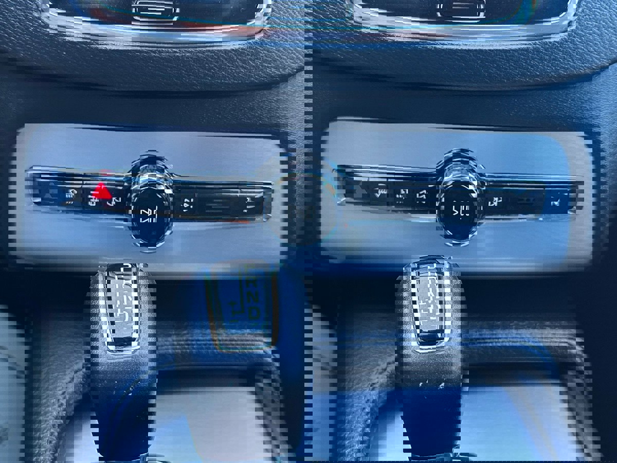 Used 2018 Volvo XC90 T5 Momentum w/ Convenience Package image 32