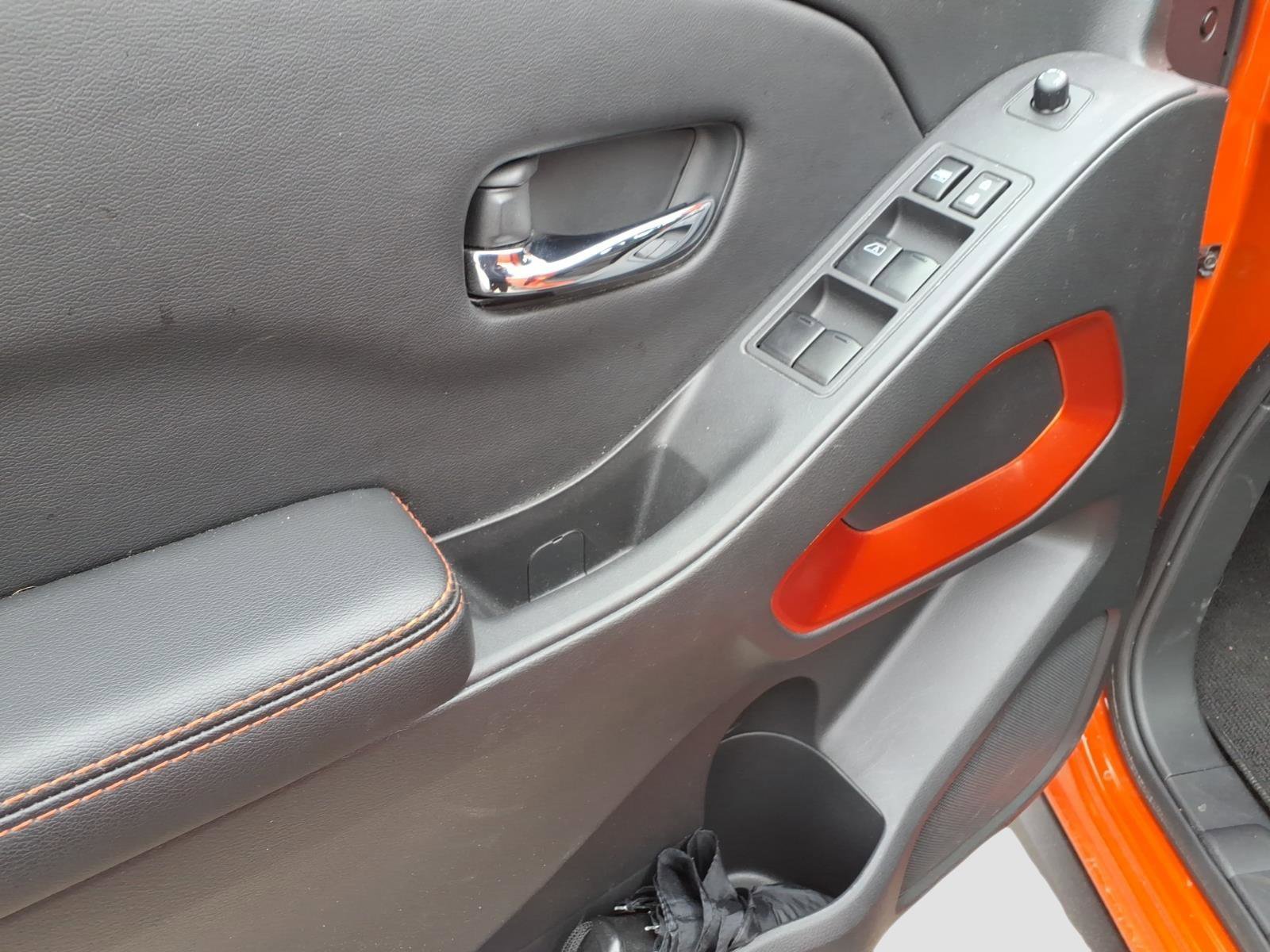 Used 2025 Nissan Frontier PRO-4X w/ Pro Convenience Package image 9