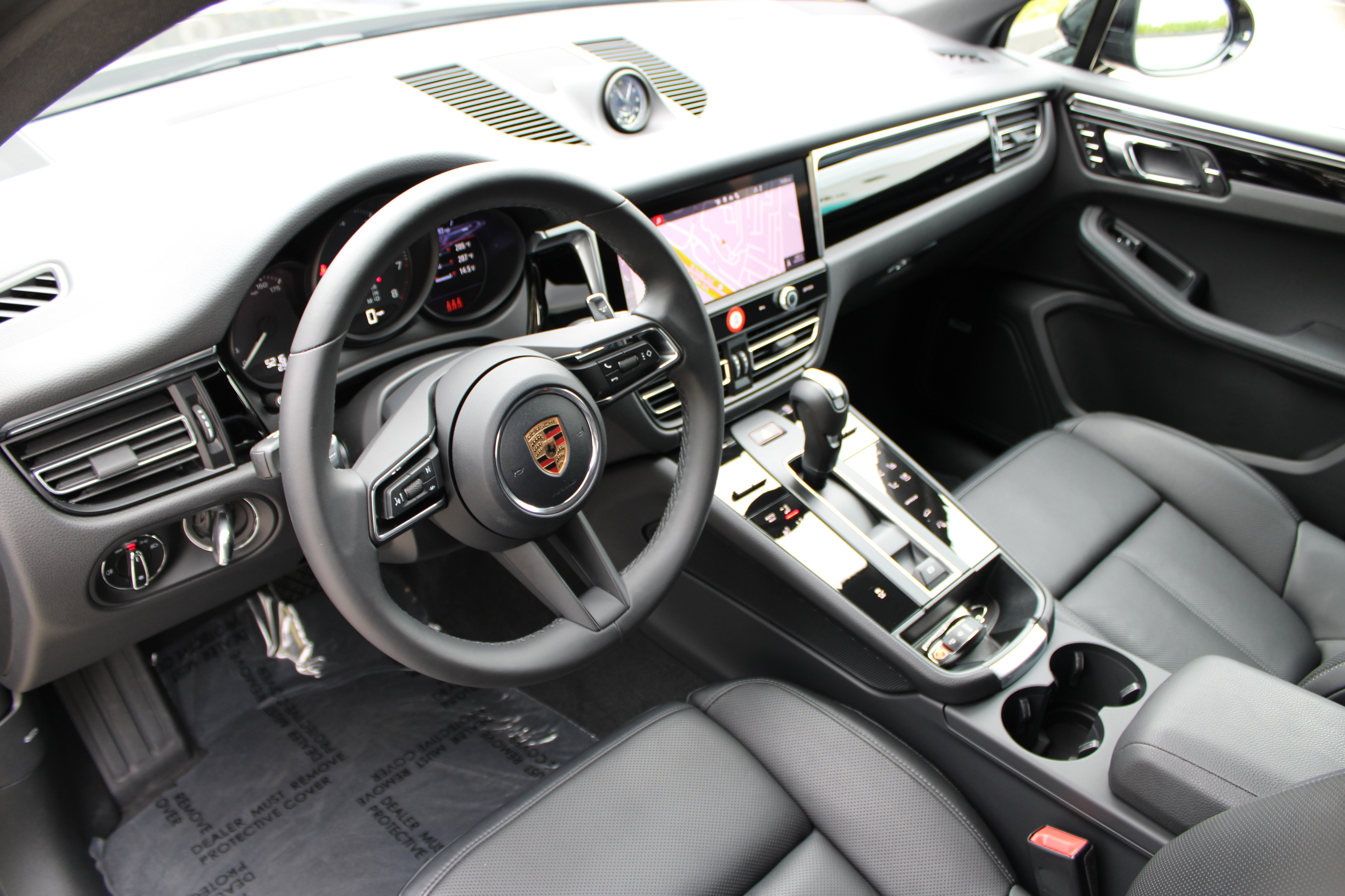 Certified 2026 Porsche Macan AWD/4WD image 4