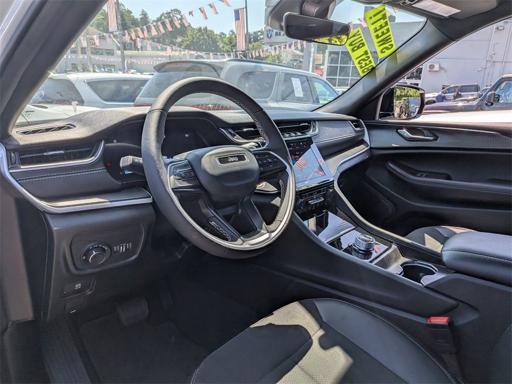 Used 2025 Jeep Grand Cherokee L Altitude image 11