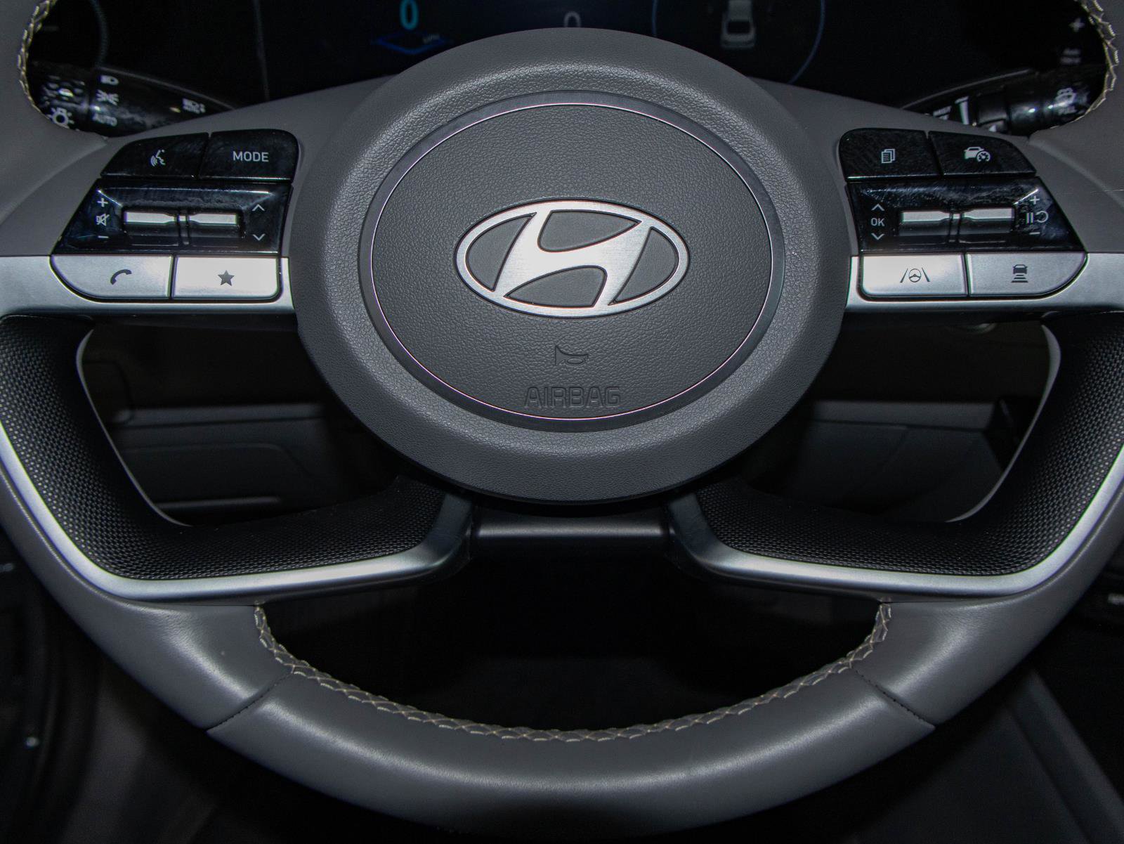 Used 2025 Hyundai Elantra SEL image 12