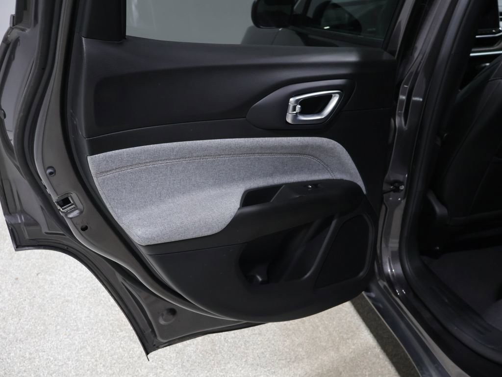 Used 2023 Jeep Compass Latitude image 19