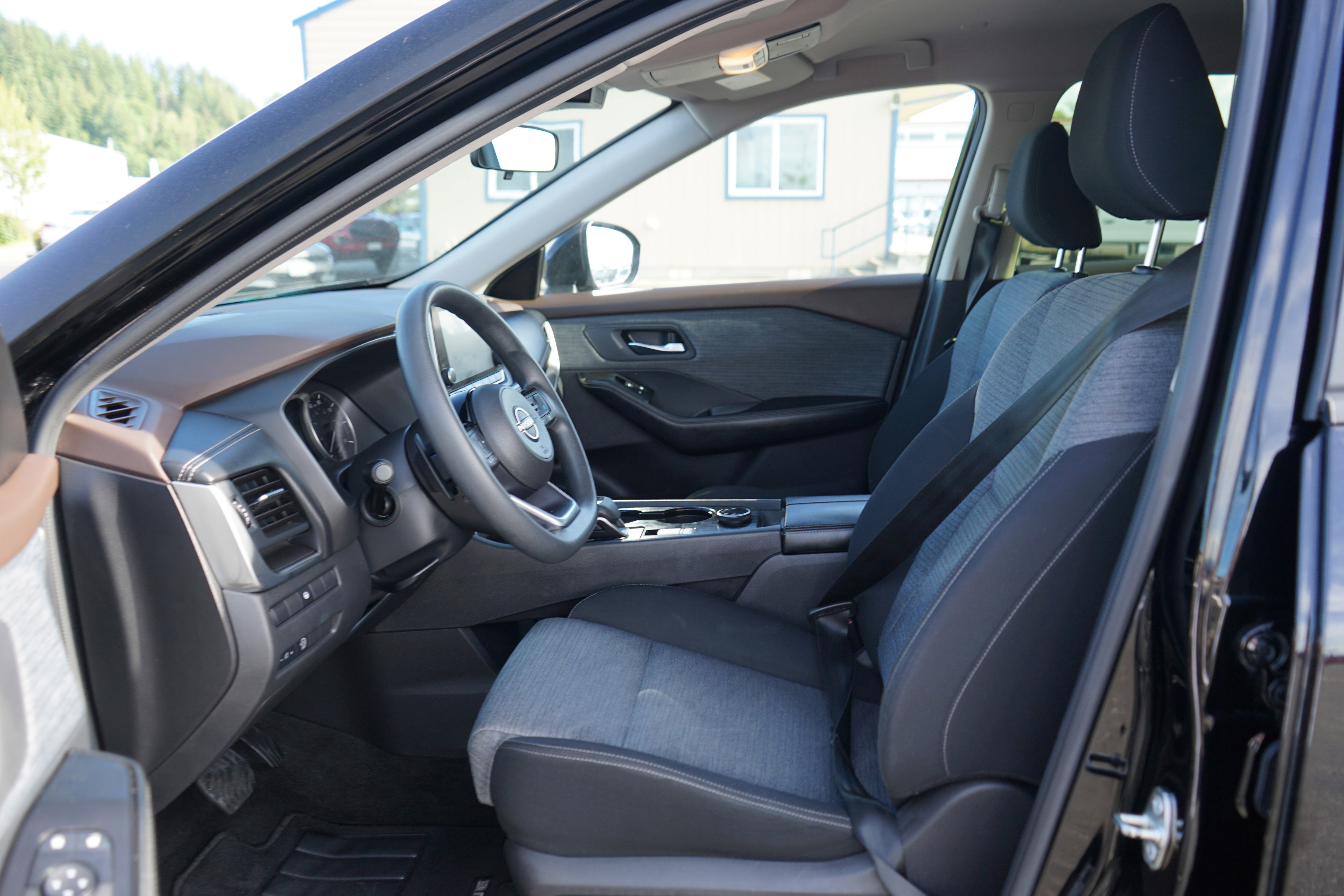 Used 2023 Nissan Rogue SV image 11