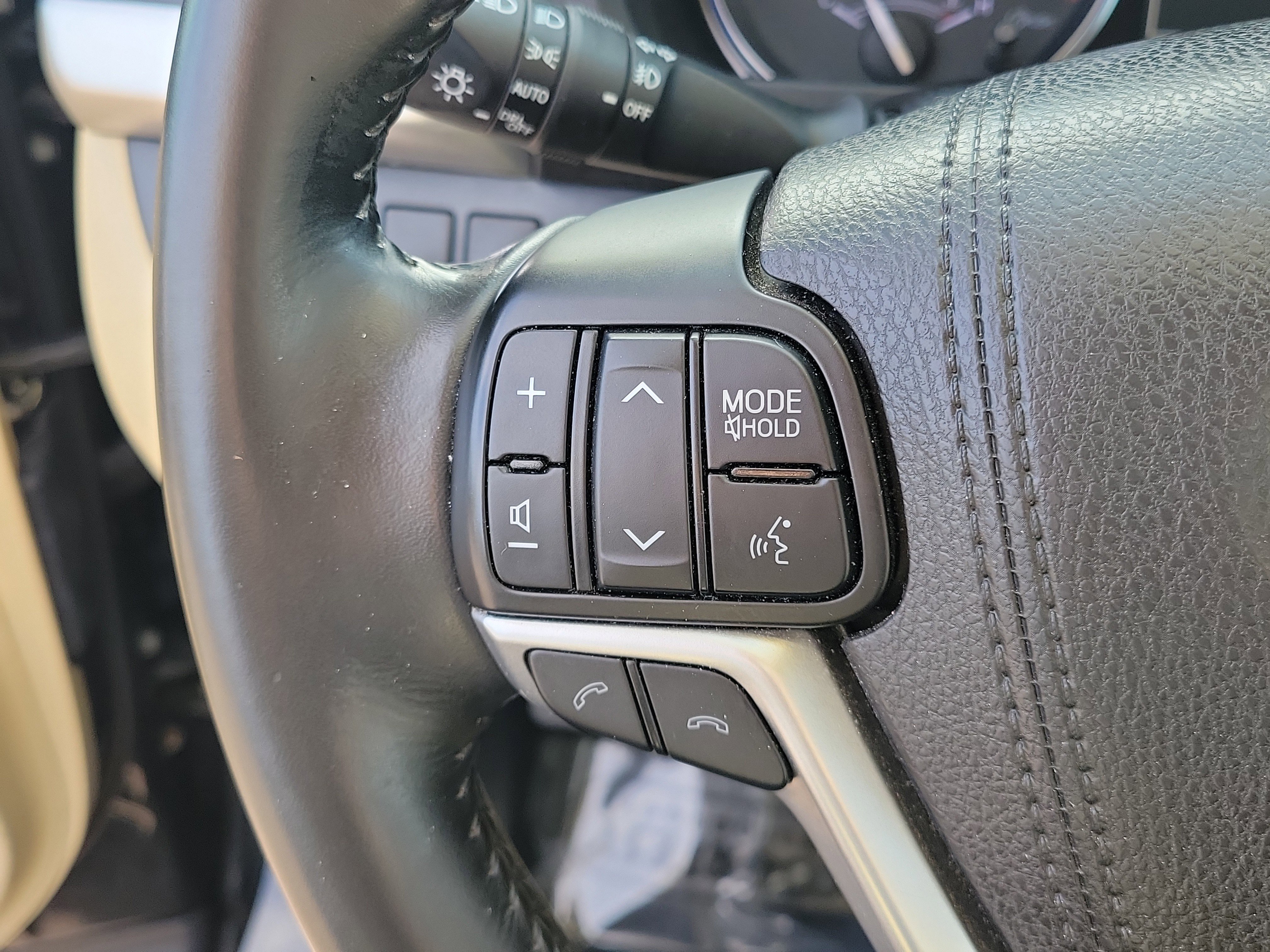 Used 2017 Toyota Highlander Limited w/ Carpet Mat Package image 28