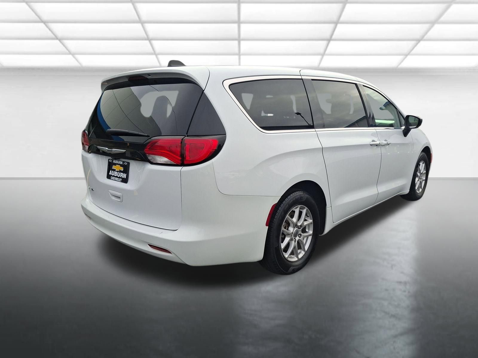 Used 2024 Chrysler Voyager LX image 3