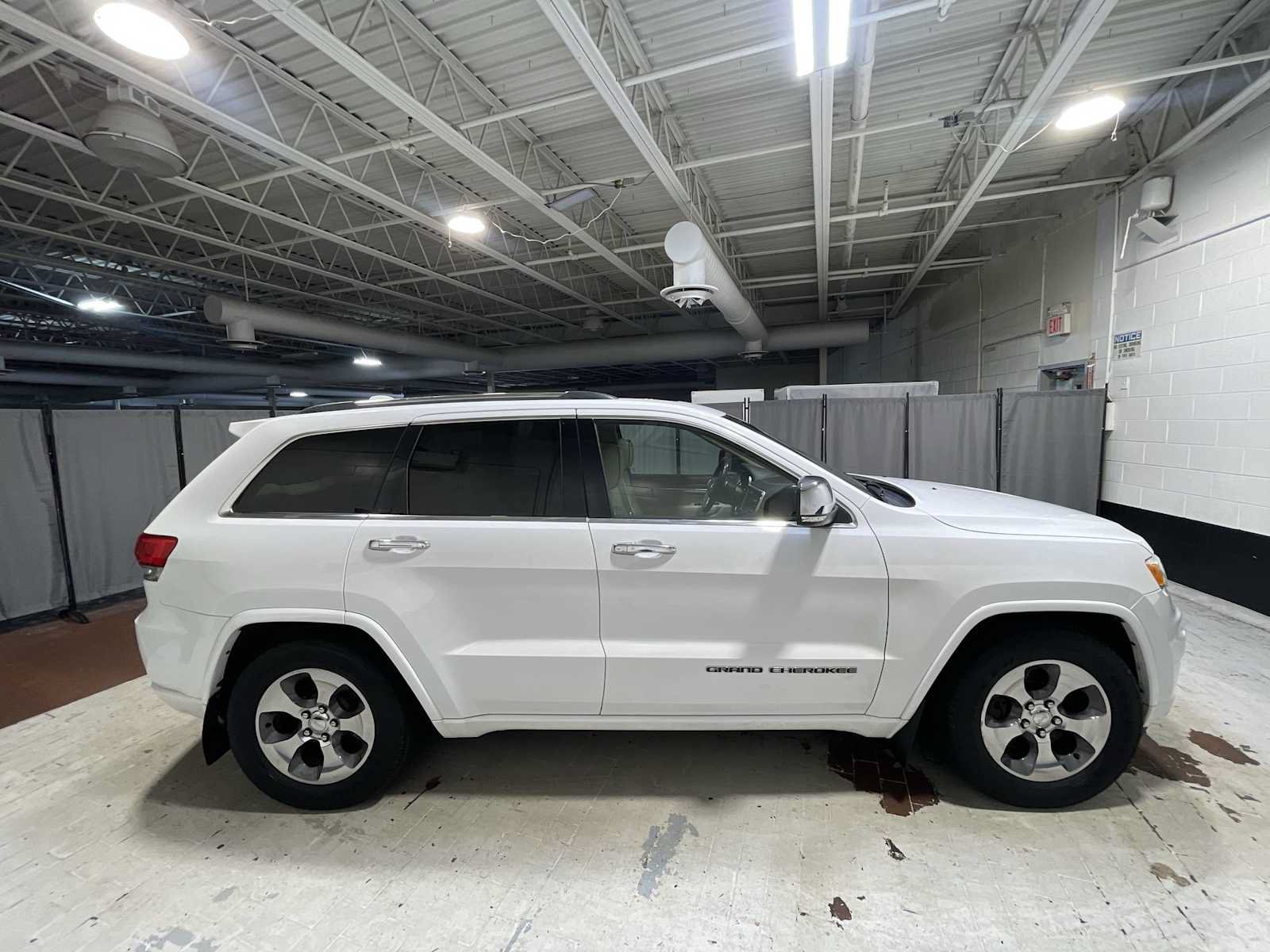 Used 2017 Jeep Grand Cherokee Overland AWD/4WD image 27