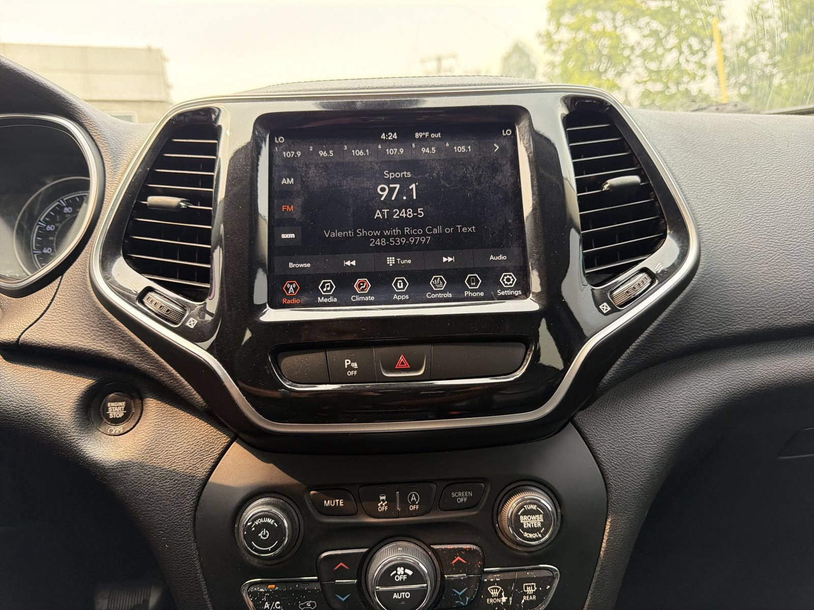 Used 2019 Jeep Cherokee Limited AWD/4WD image 30