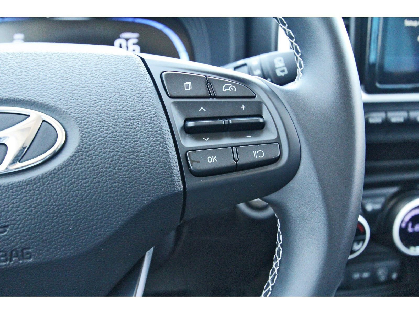 Used 2025 Hyundai Venue Limited image 24