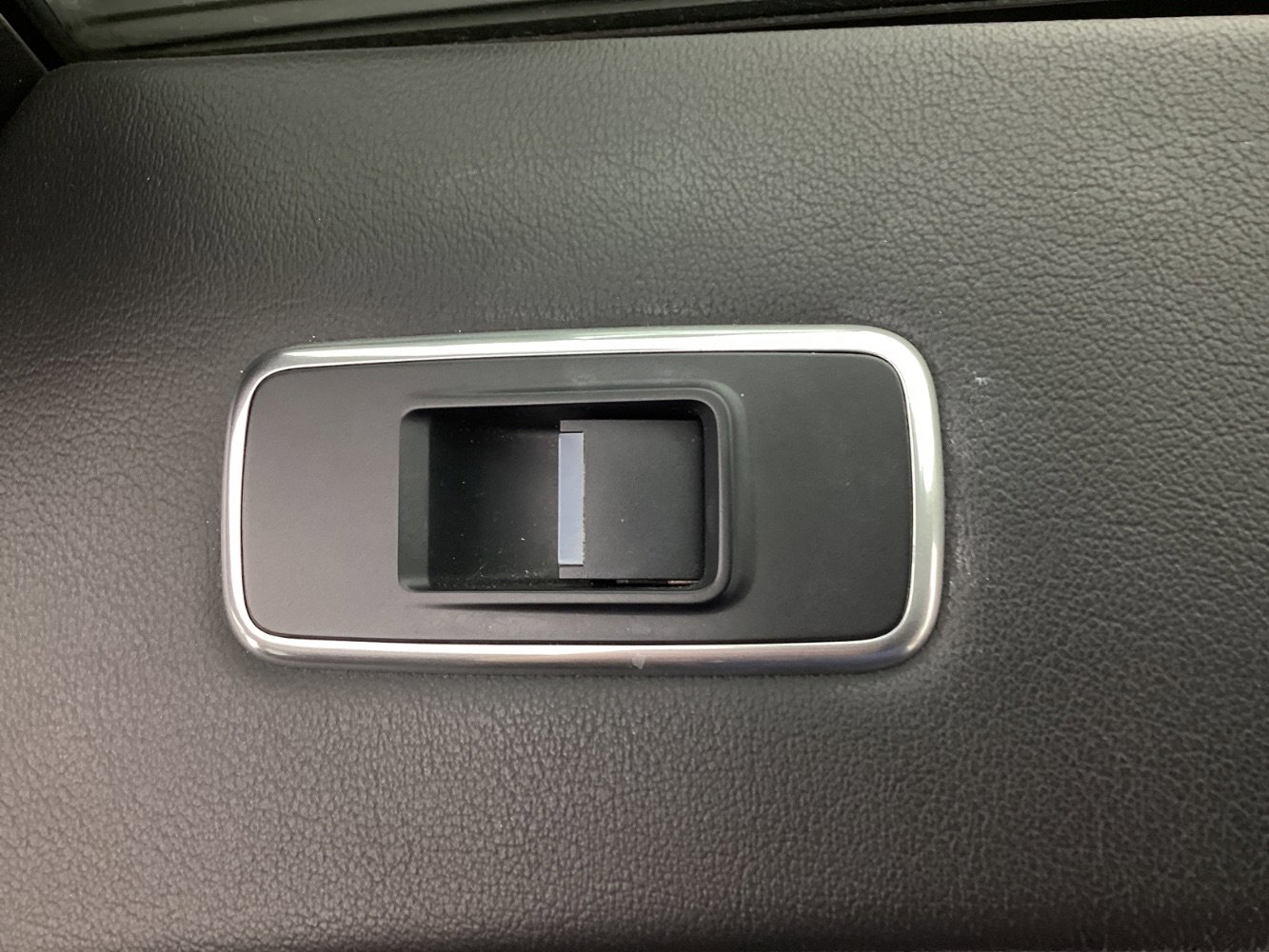 Used 2018 Jaguar F-PACE Premium image 41