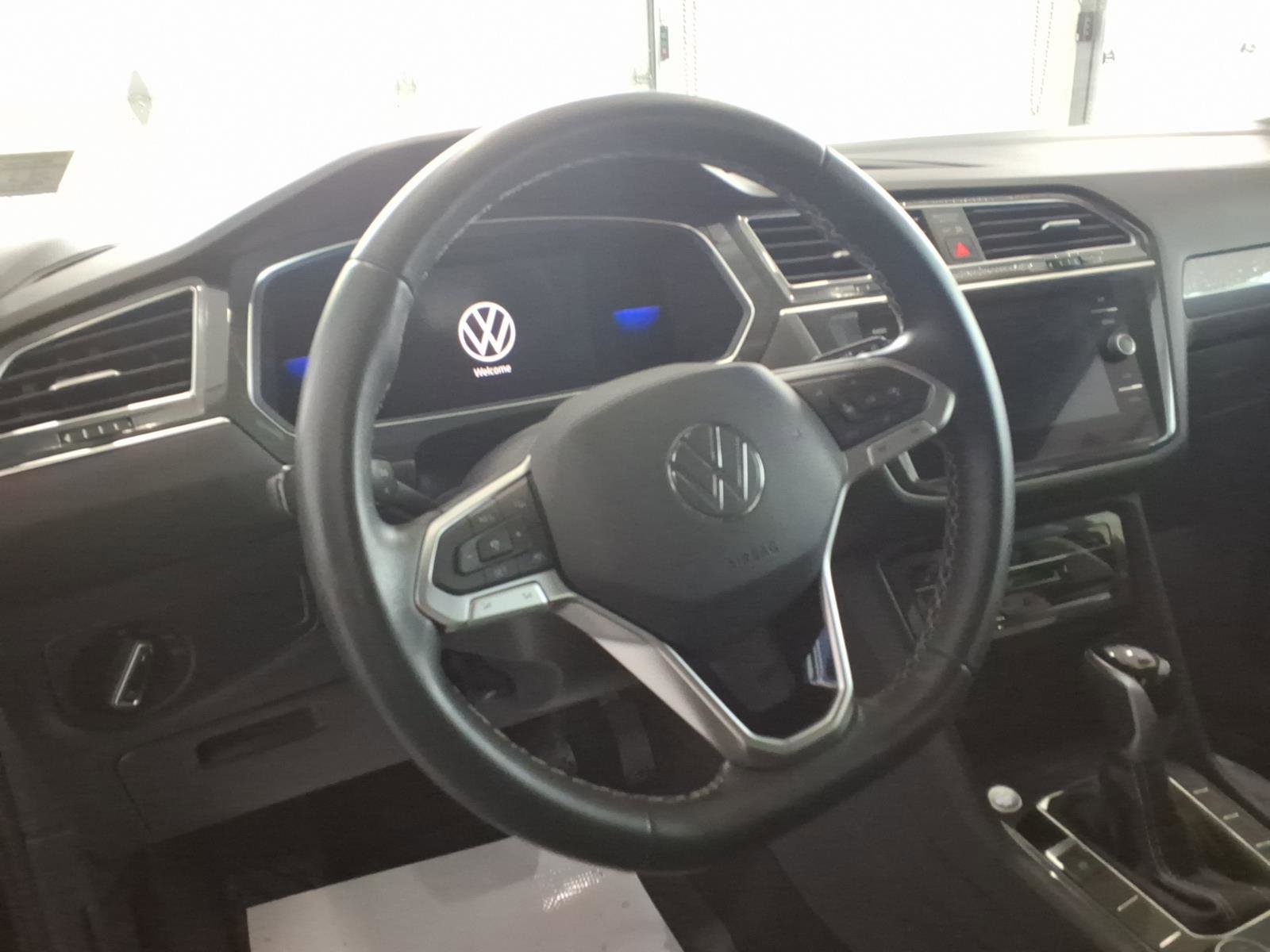 Used 2022 Volkswagen Tiguan SE AWD/4WD image 11
