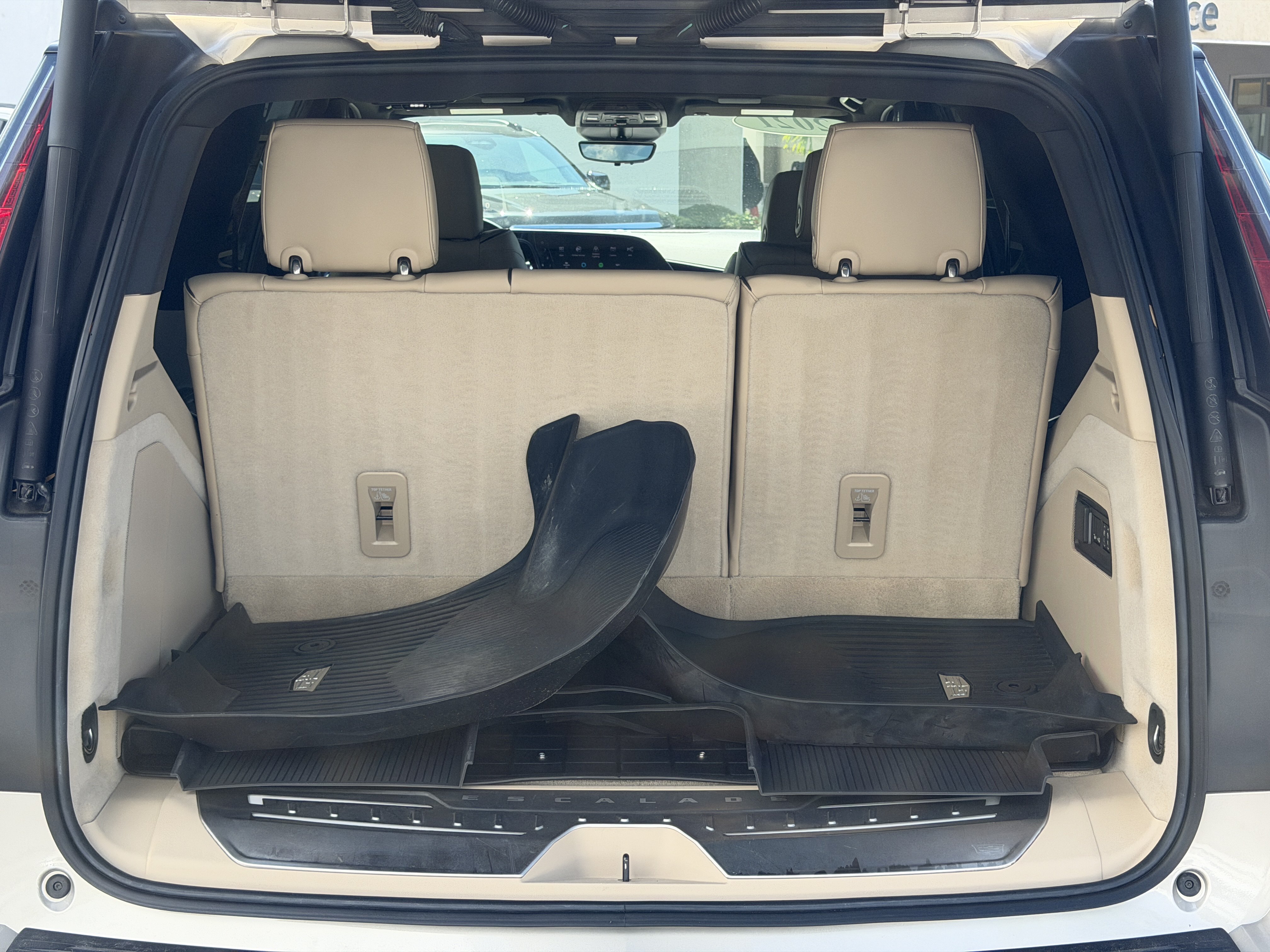Used 2021 Cadillac Escalade Premium Luxury w/ LPO, Illumination Package AWD/4WD image 11