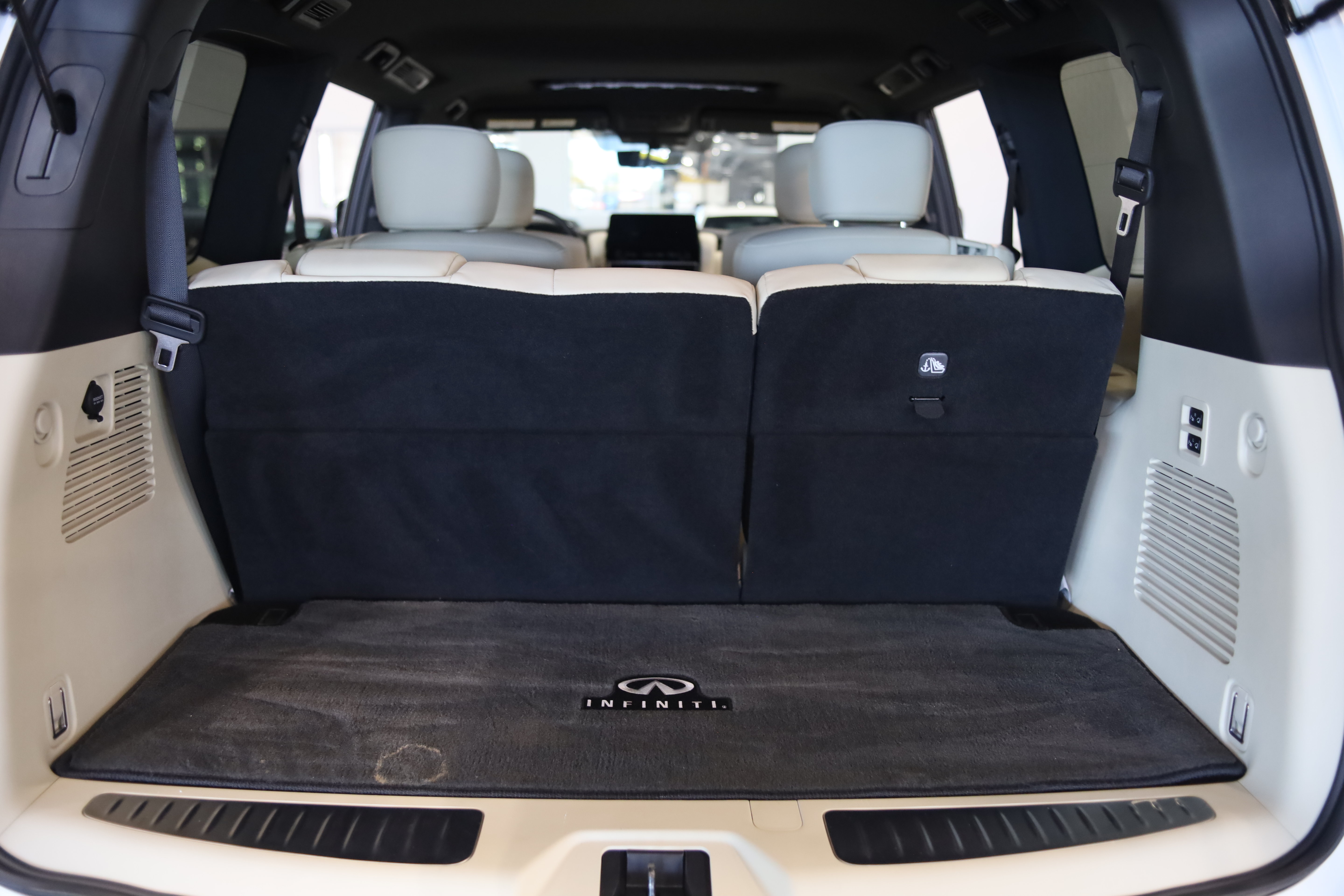 Used 2024 INFINITI QX80 Sensory w/ Cargo Package AWD/4WD image 7