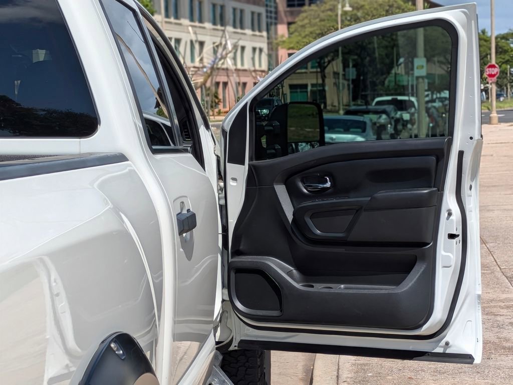 Used 2019 Nissan Titan SV w/ SV Convenience Package AWD/4WD image 9