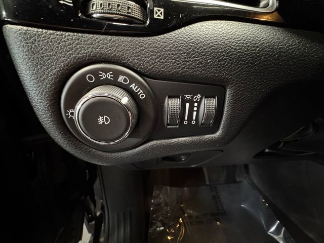 Used 2020 Jeep Cherokee Latitude Plus w/ Cold Weather Group AWD/4WD image 22