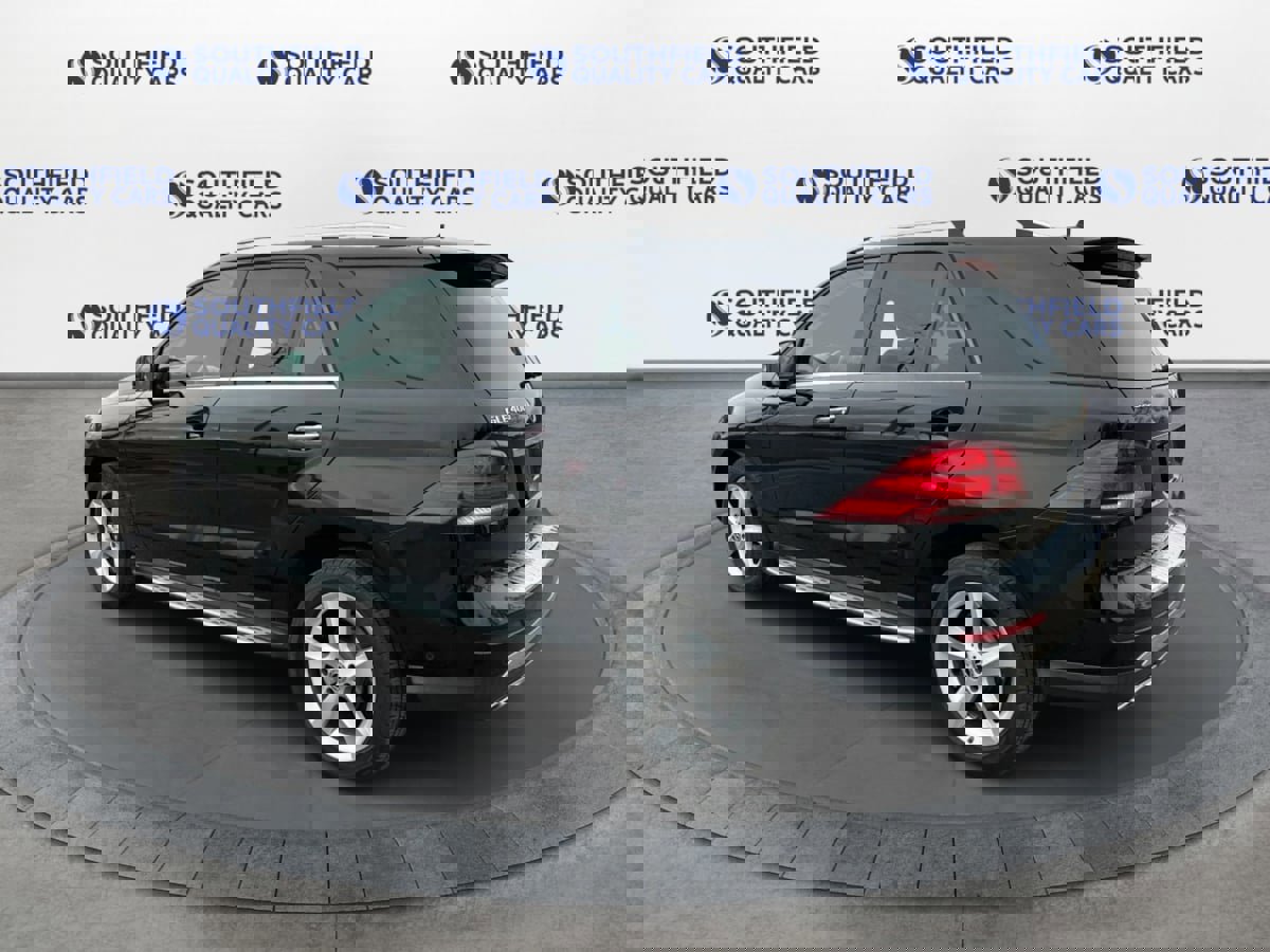 Used 2019 Mercedes-Benz GLE 400 4MATIC w/ Premium 2 Package image 4