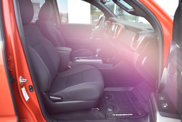 Used 2018 Toyota Tacoma TRD Off-Road w/ Technology Package AWD/4WD image 38