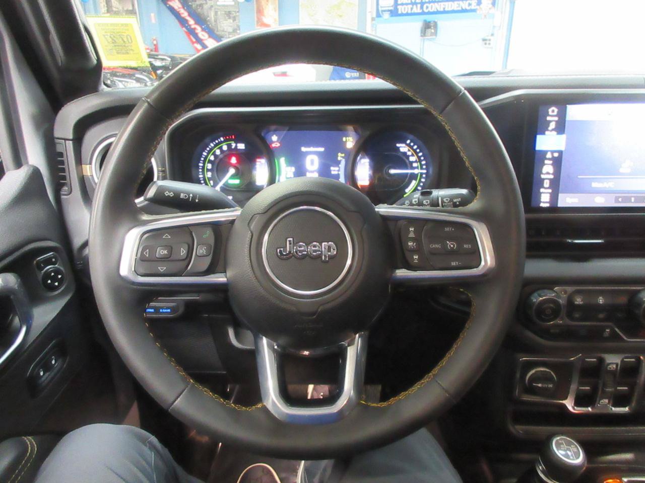 Used 2024 Jeep Wrangler Unlimited Sahara w/ Technology Group AWD/4WD image 16
