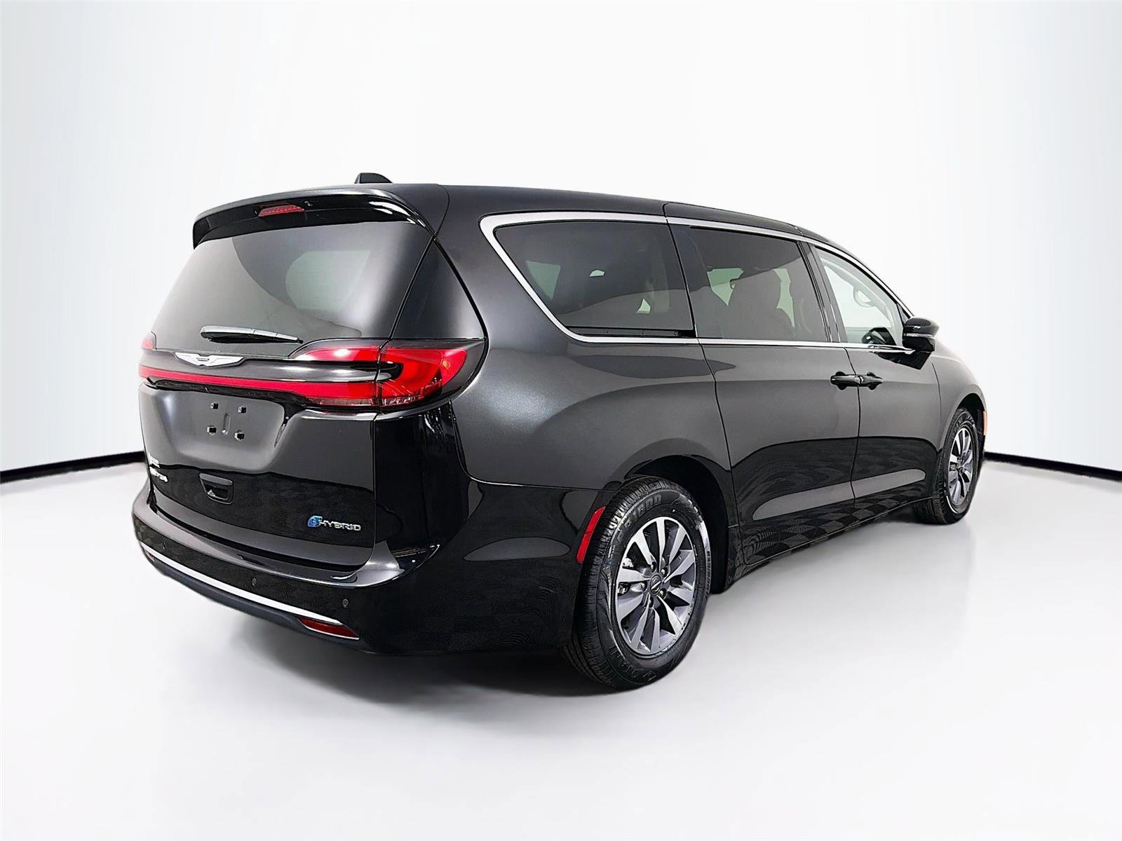 Used 2024 Chrysler Pacifica Select image 7