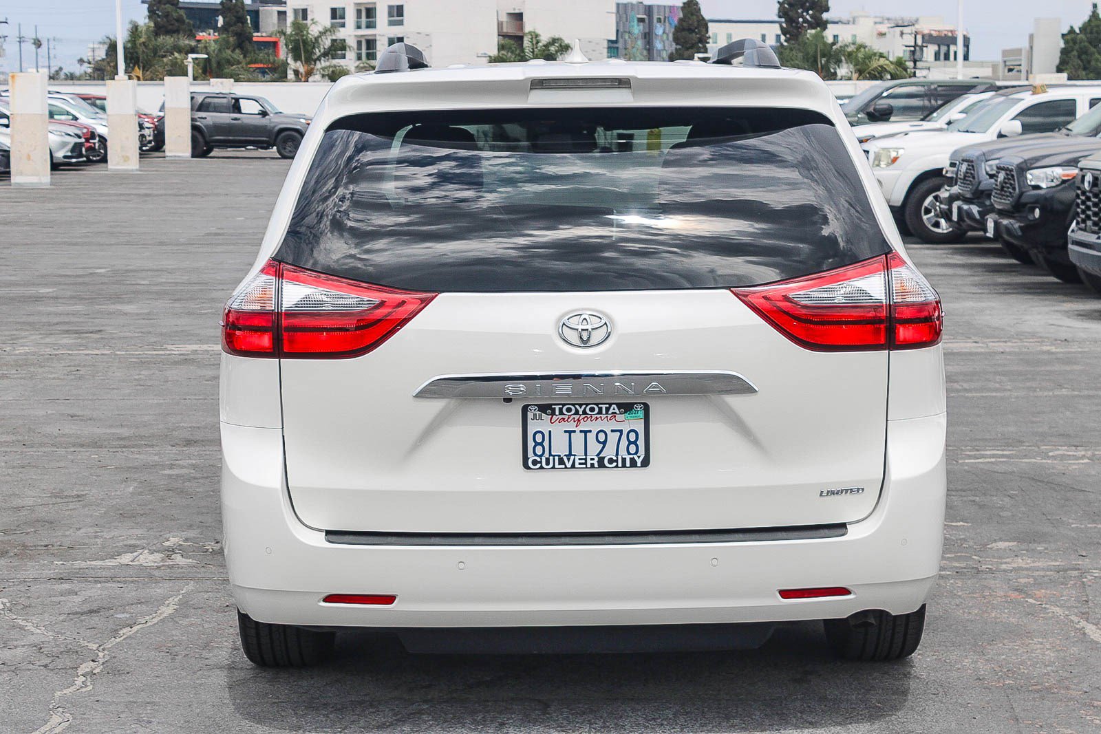 Used 2020 Toyota Sienna Limited Premium w/ Carpet Mat Package FWD image 8