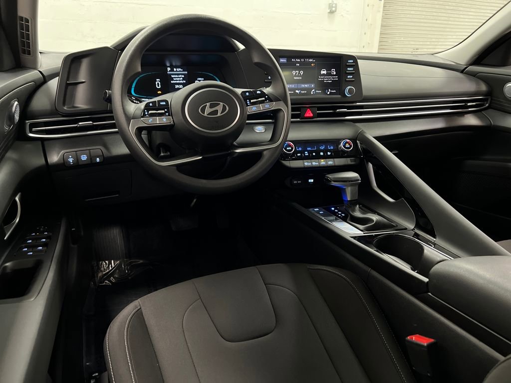 Used 2025 Hyundai Elantra Blue image 13