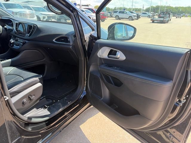 Used 2025 Chrysler Pacifica Limited FWD image 23