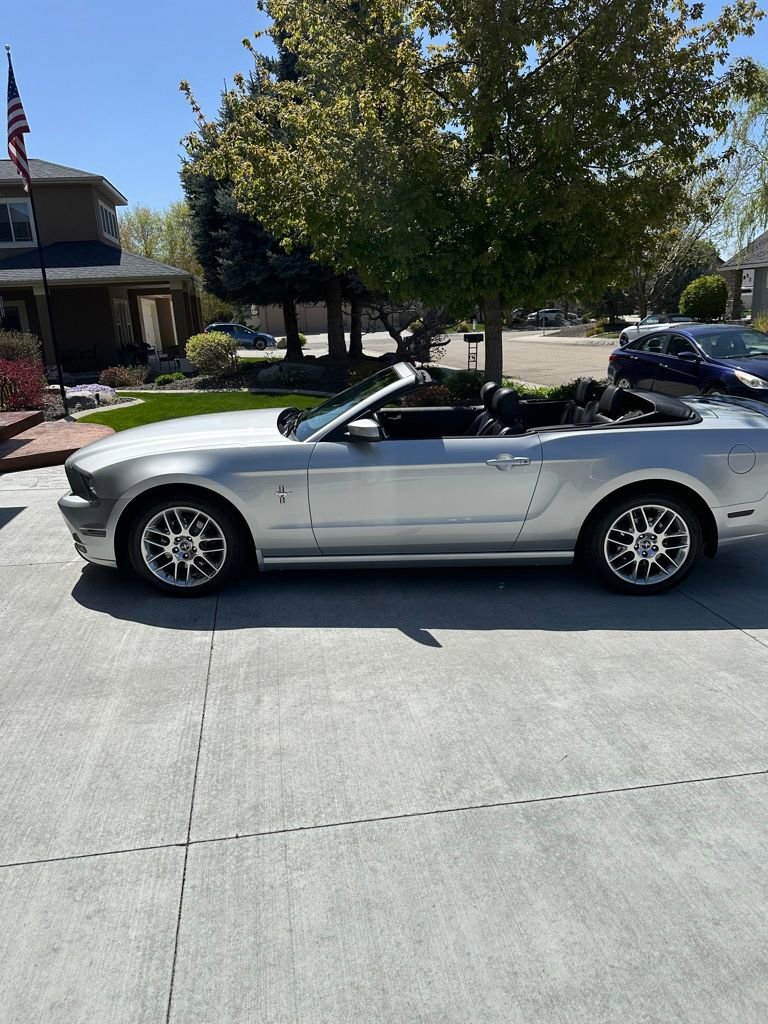 Used 2013 Ford Mustang Premium RWD image 1