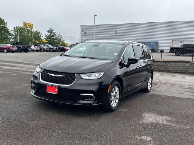 Used 2023 Chrysler Pacifica Touring-L FWD image 9