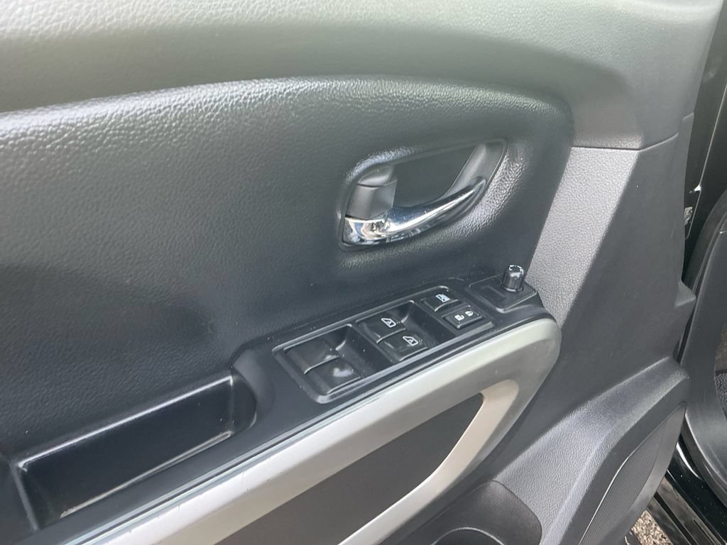 Used 2017 Nissan Titan 4x4 Crew Cab image 16