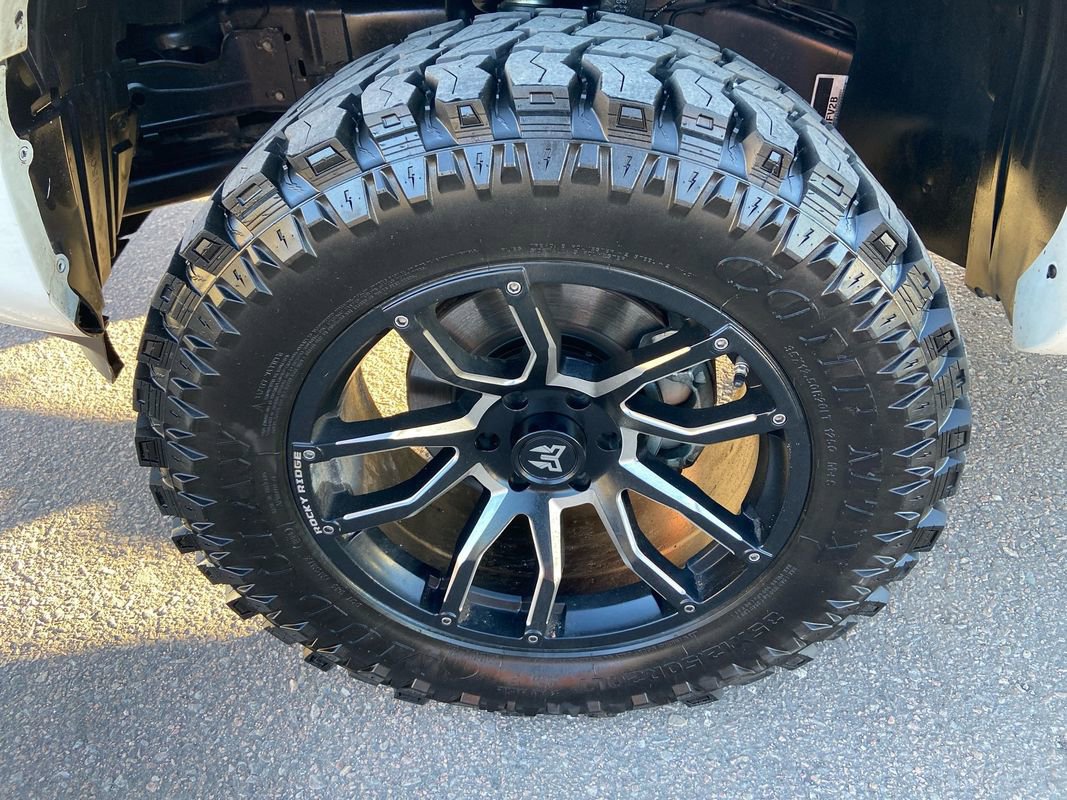 Used 2023 Nissan Titan SV w/ SV Convenience Package image 10