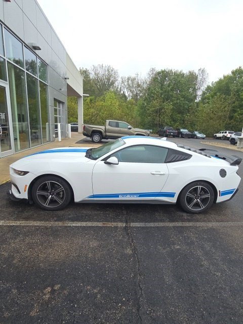Used 2024 Ford Mustang Coupe RWD image 3