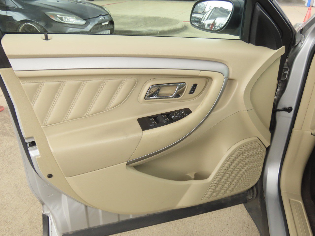 Used 2017 Ford Taurus SE FWD image 23