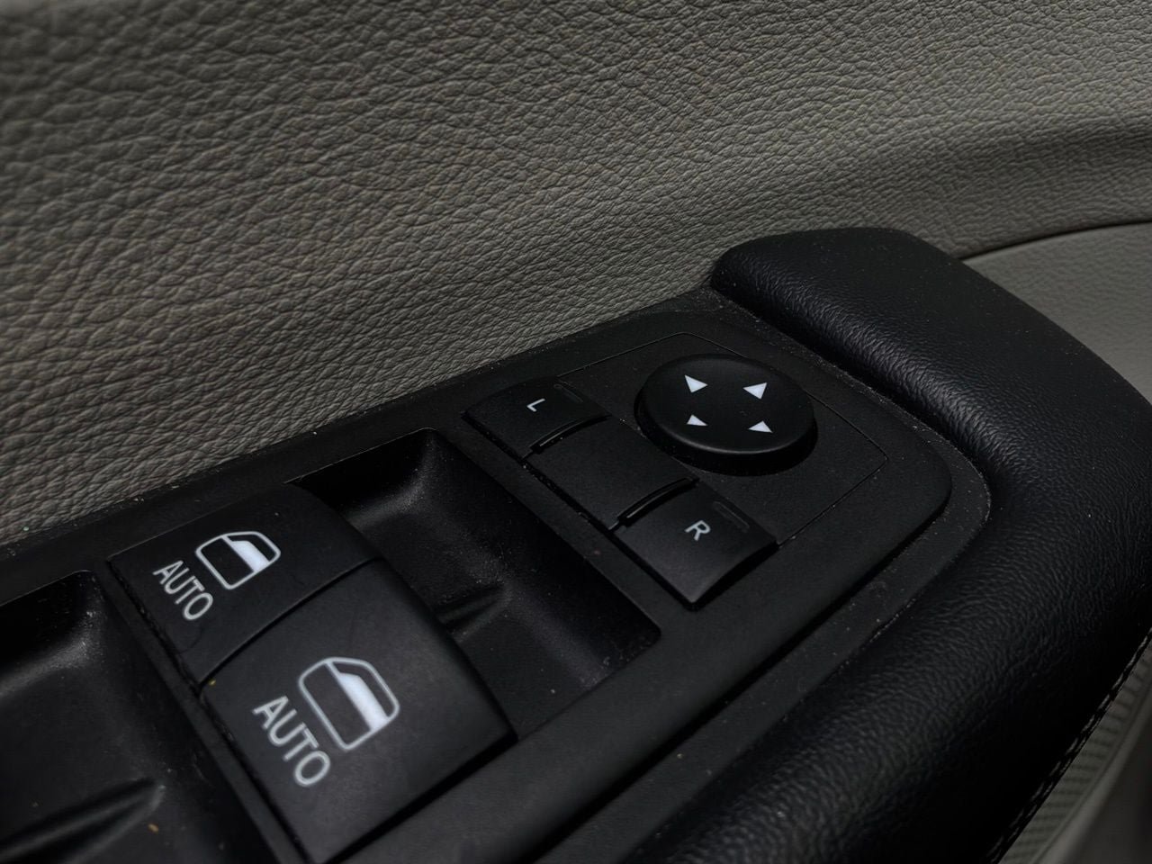 Used 2023 Chrysler Pacifica Touring-L FWD image 27