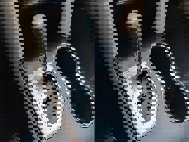 Used 2014 Toyota Camry L image 32