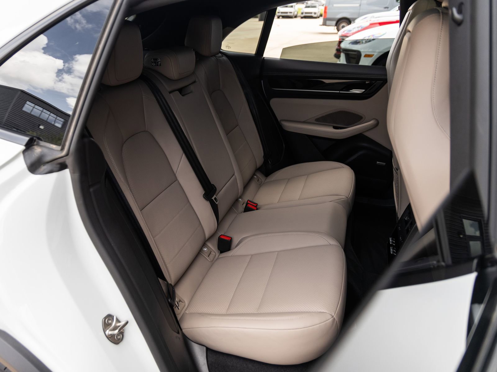 Certified 2025 Porsche Macan Electric image 38